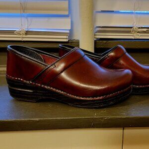Dansko Clogs, Size 39 (8.5/9)